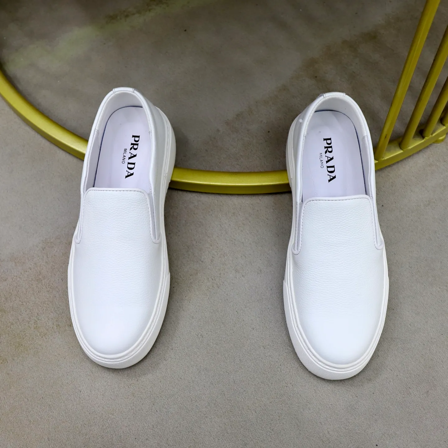 Ex-factory price: 420💰🙅‍♂️🙅‍♂️🙅‍♂️ Brand: PRADA Standard code: 38–44 (45 can be customized) Grade: Same as the official website Material: Original cowhide fabric Comfortable pigskin lining Lightweight wear-resistant outsole Style category: Men's fashionable casual shoes and boots Running sports shoes Distinguished luxury brand elements Top luxury Color: actual picture color